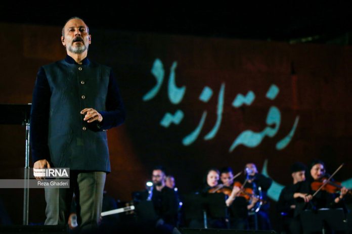 علیرضا قربانی در آزادی می‌خواند
