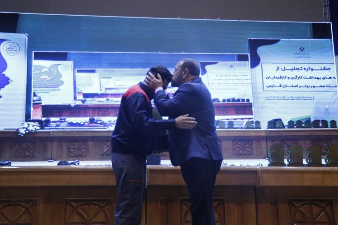 بوسه استاندار فارس بر پیشانی کارگر