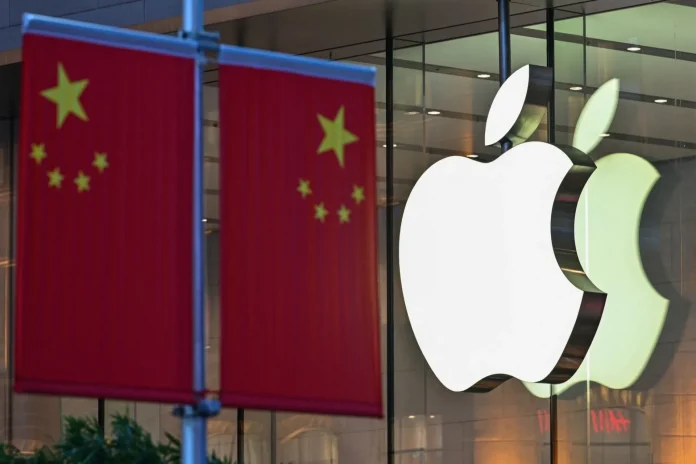 لوگو اپل Apple در کنار پرچم چین در فروشگاه