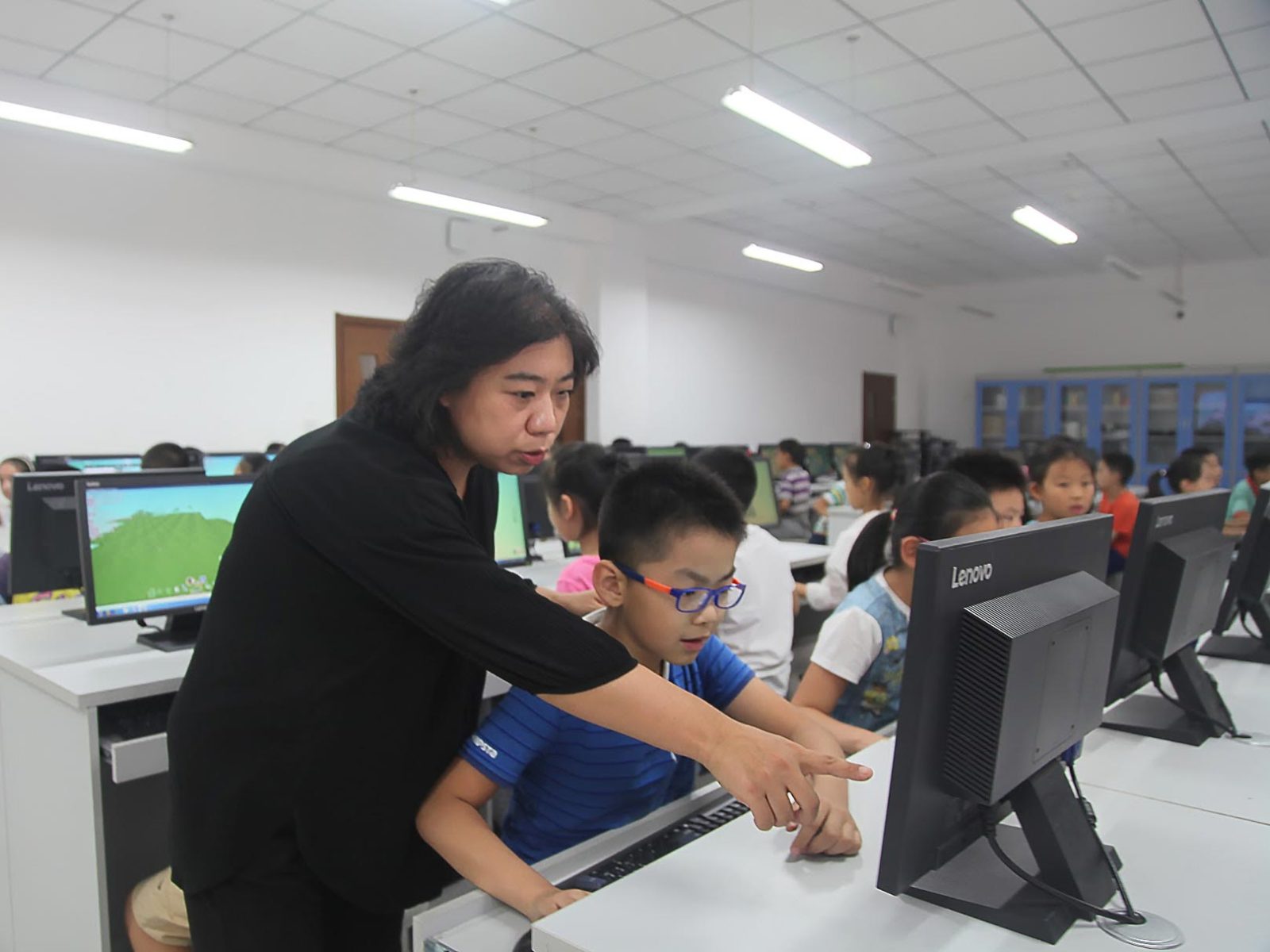 beginning-of-ai-education-in-beijing-schools-1600x1200-2 دانش آموزان چینی در حال کار با کامپیوتر